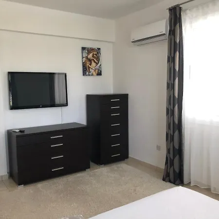 Villa Andy-350 M From The Larnaka