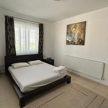 Villa Andy-350 M From The Larnaka