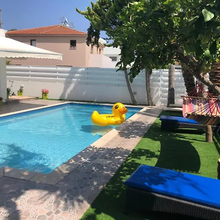 Villa Andy-350 M From The Larnaka