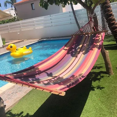 Villa Andy-350 M From The Larnaka