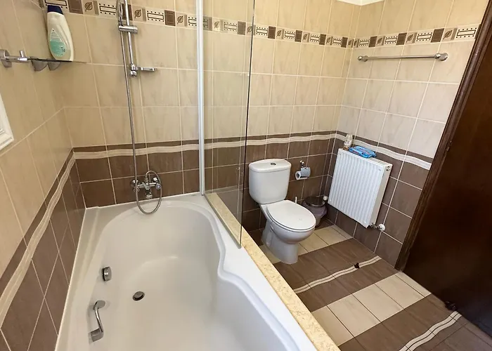 Andy-350 M From The Vila Larnaca