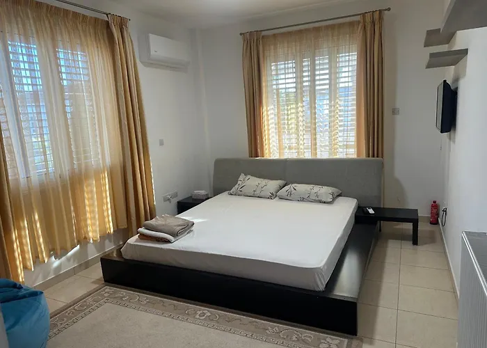 Andy-350 M From The Vila Larnaca