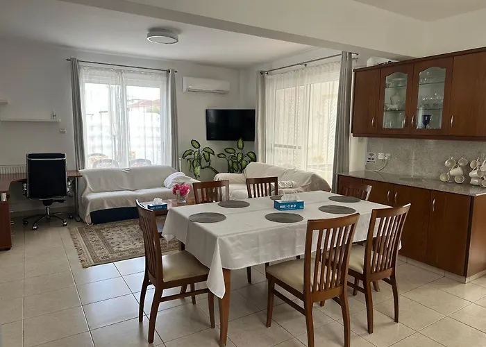 Villa Andy-350 M From The Larnaca